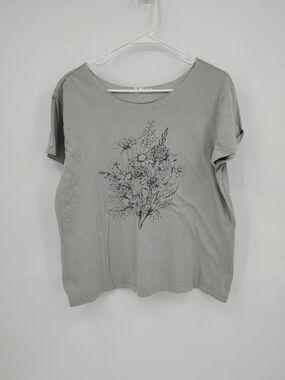 Doe light green cut neck floral graphic tee medium